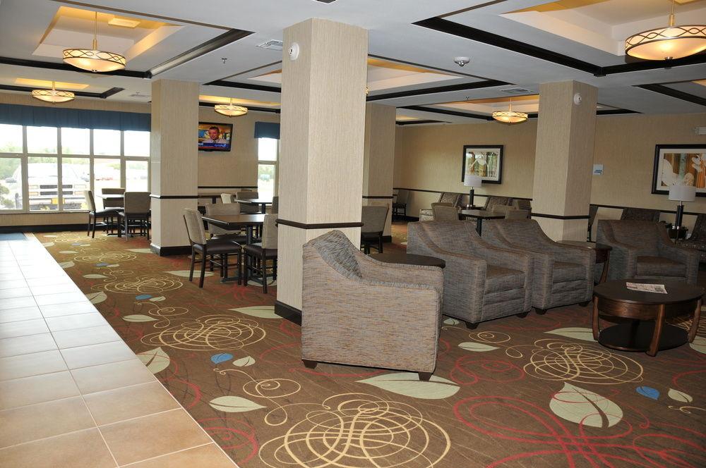 Holiday Inn Express & Suites Clinton By Ihg Екстериор снимка