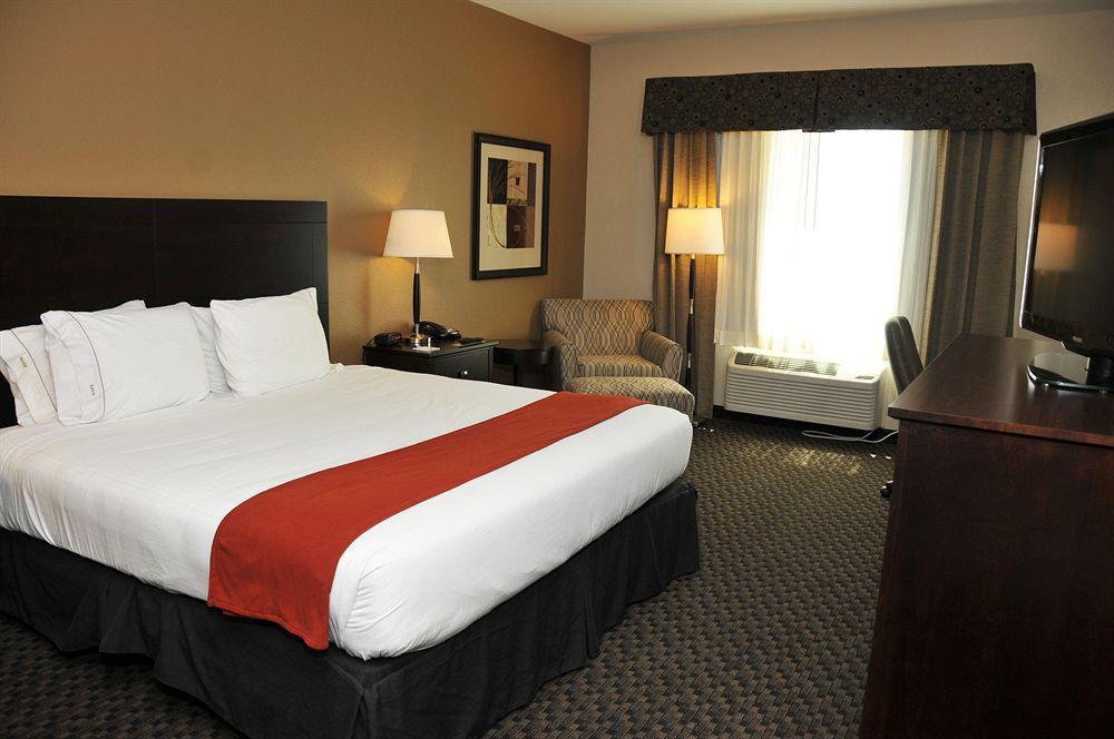 Holiday Inn Express & Suites Clinton By Ihg Стая снимка