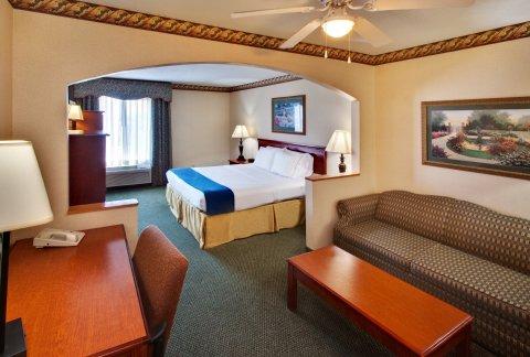 Holiday Inn Express & Suites Clinton By Ihg Екстериор снимка