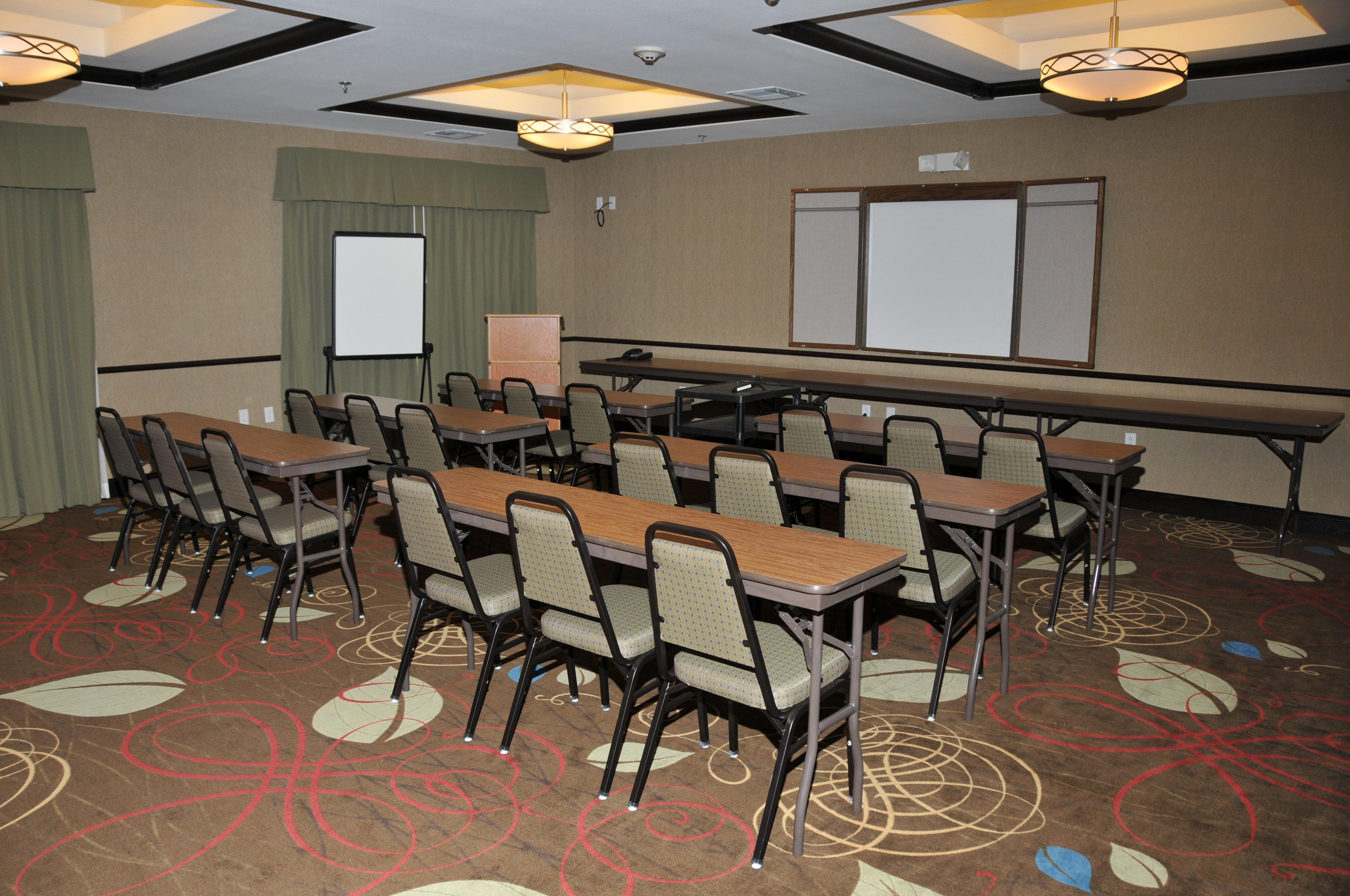 Holiday Inn Express & Suites Clinton By Ihg Бизнес снимка