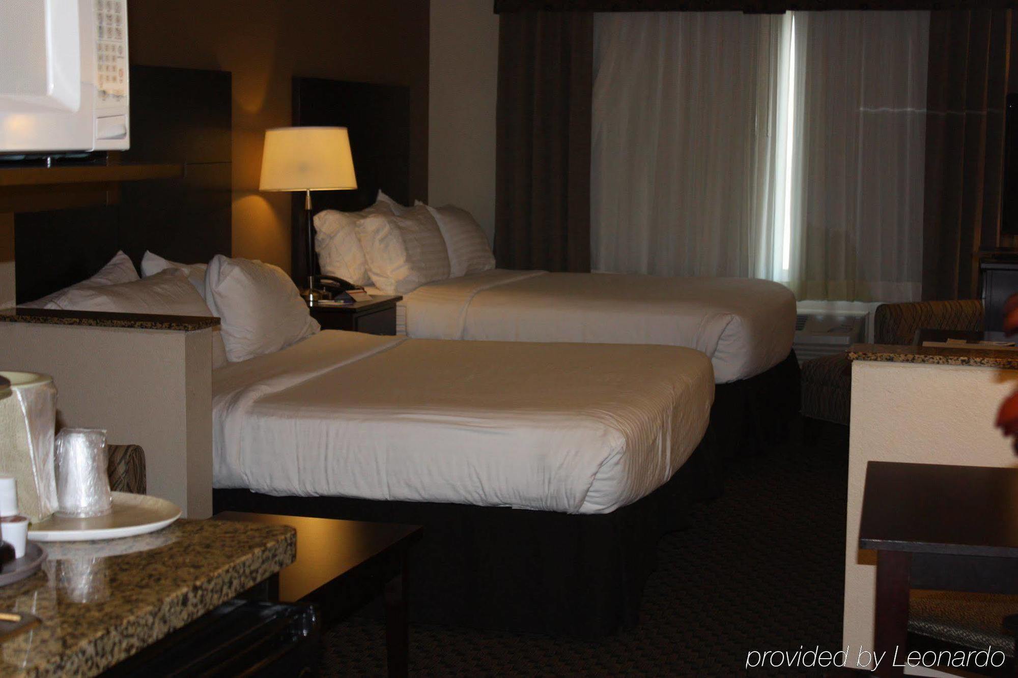 Holiday Inn Express & Suites Clinton By Ihg Екстериор снимка