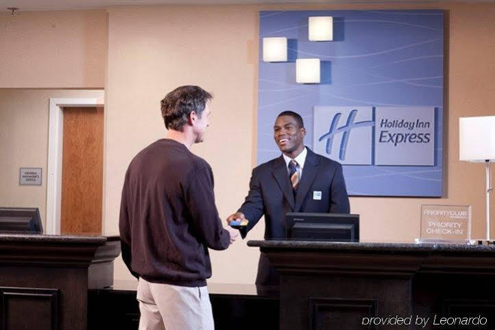 Holiday Inn Express & Suites Clinton By Ihg Екстериор снимка